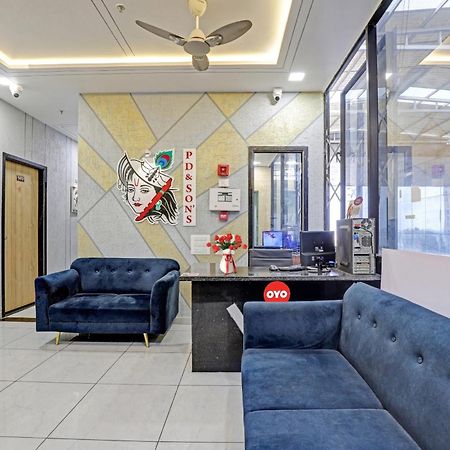 Hotel O Royal Orbit Szúrat Kültér fotó