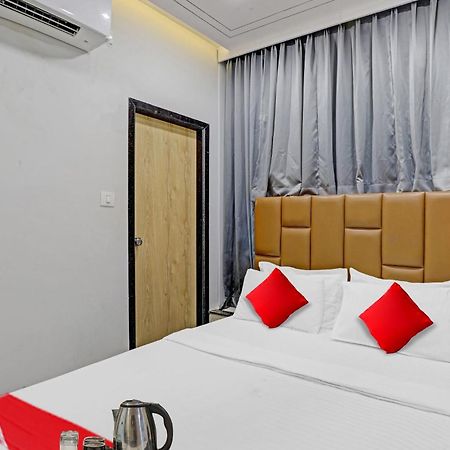 Hotel O Royal Orbit Szúrat Kültér fotó