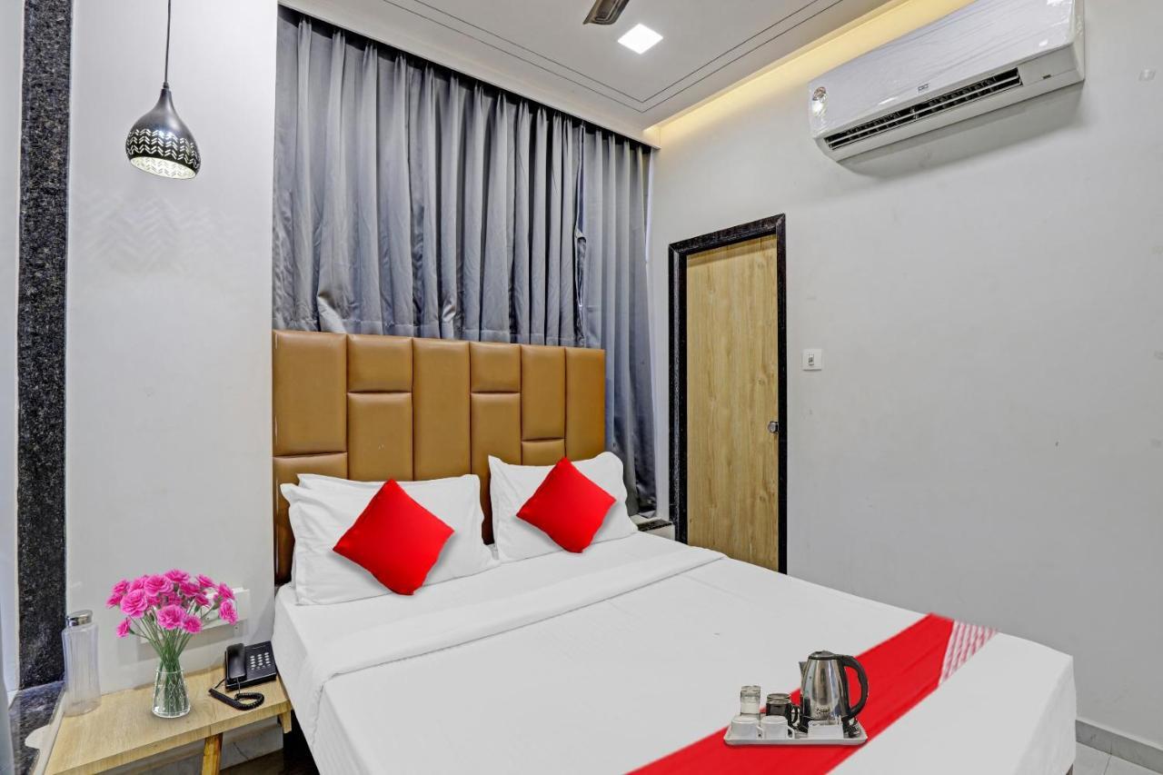Hotel O Royal Orbit Szúrat Kültér fotó