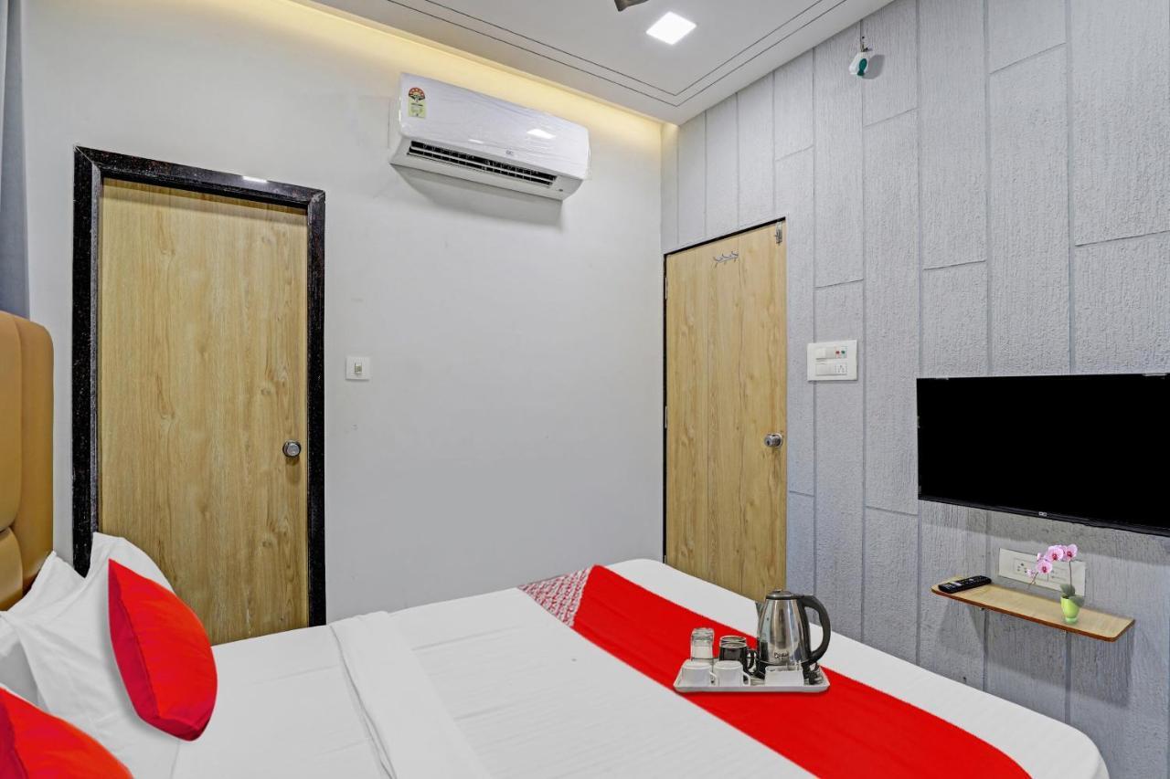 Hotel O Royal Orbit Szúrat Kültér fotó