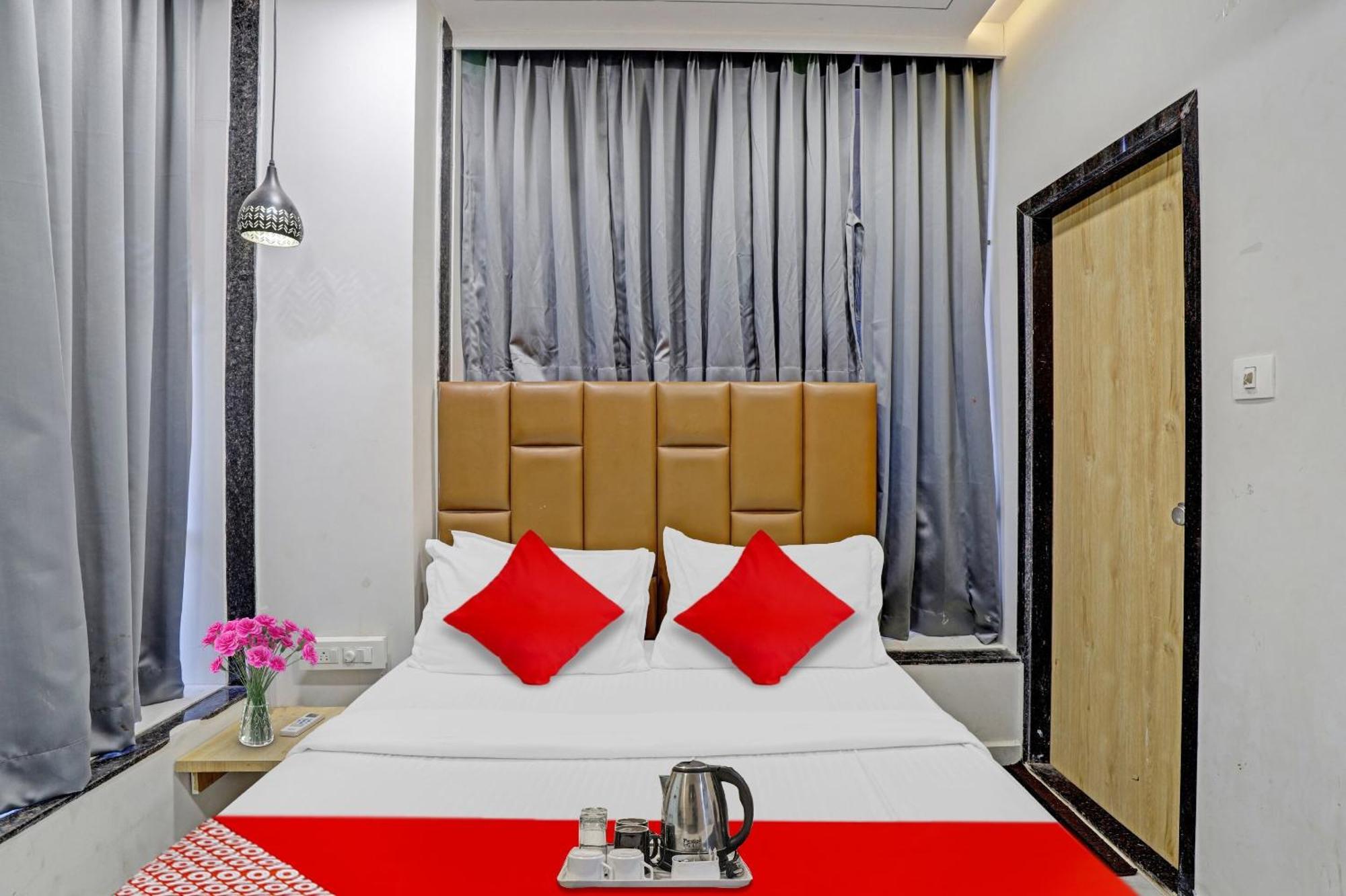 Hotel O Royal Orbit Szúrat Kültér fotó