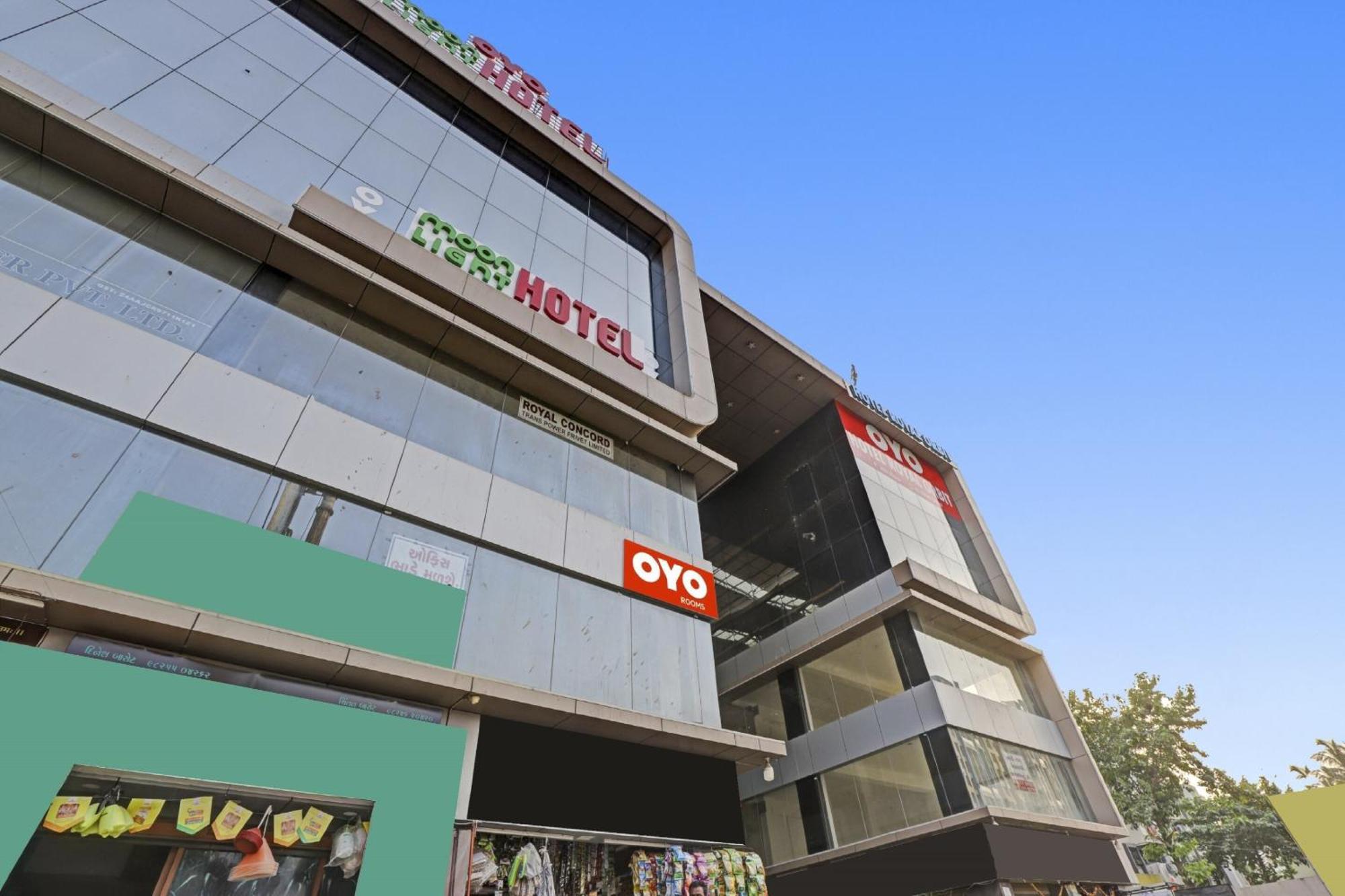 Hotel O Royal Orbit Szúrat Kültér fotó