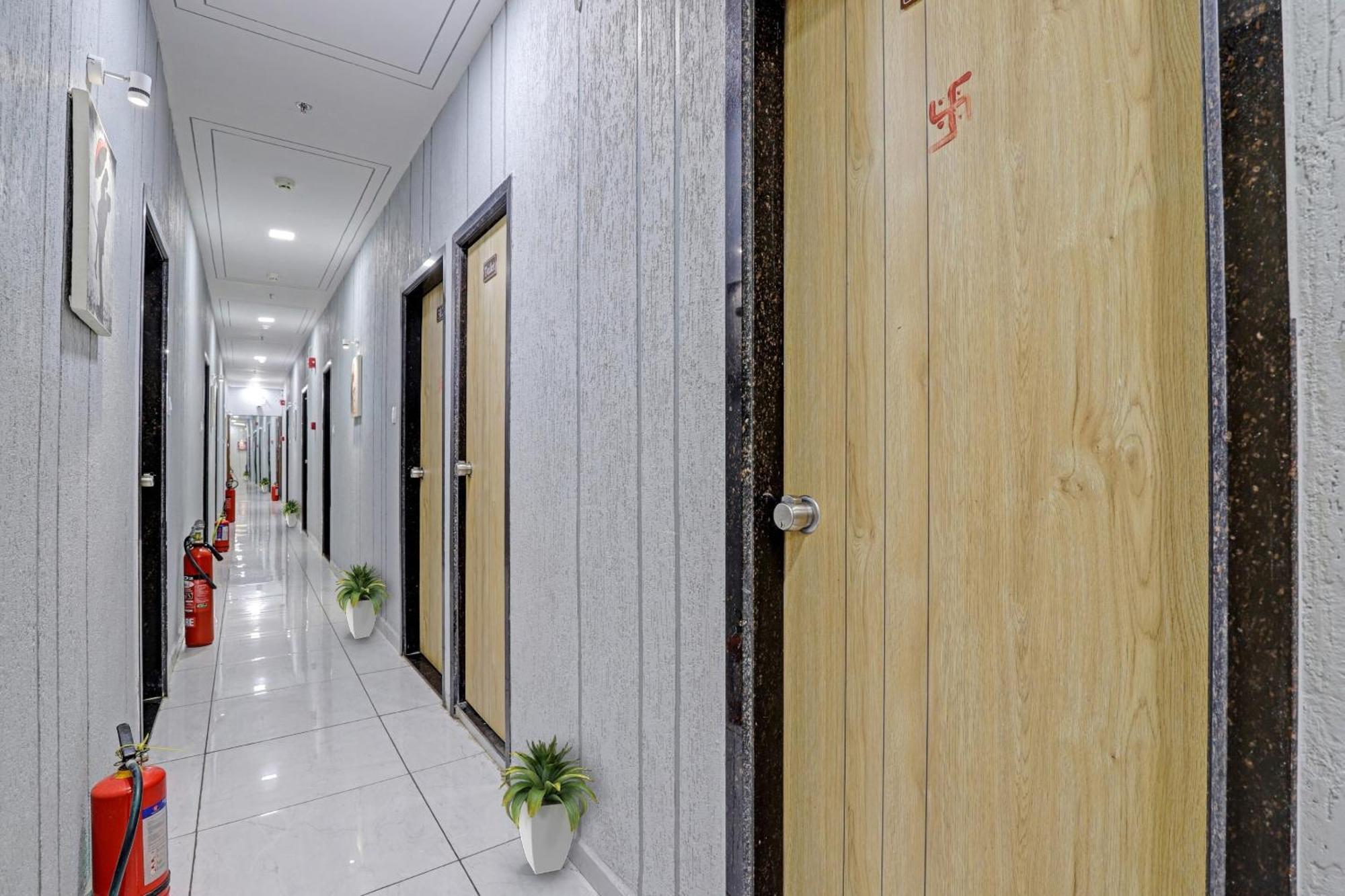 Hotel O Royal Orbit Szúrat Kültér fotó