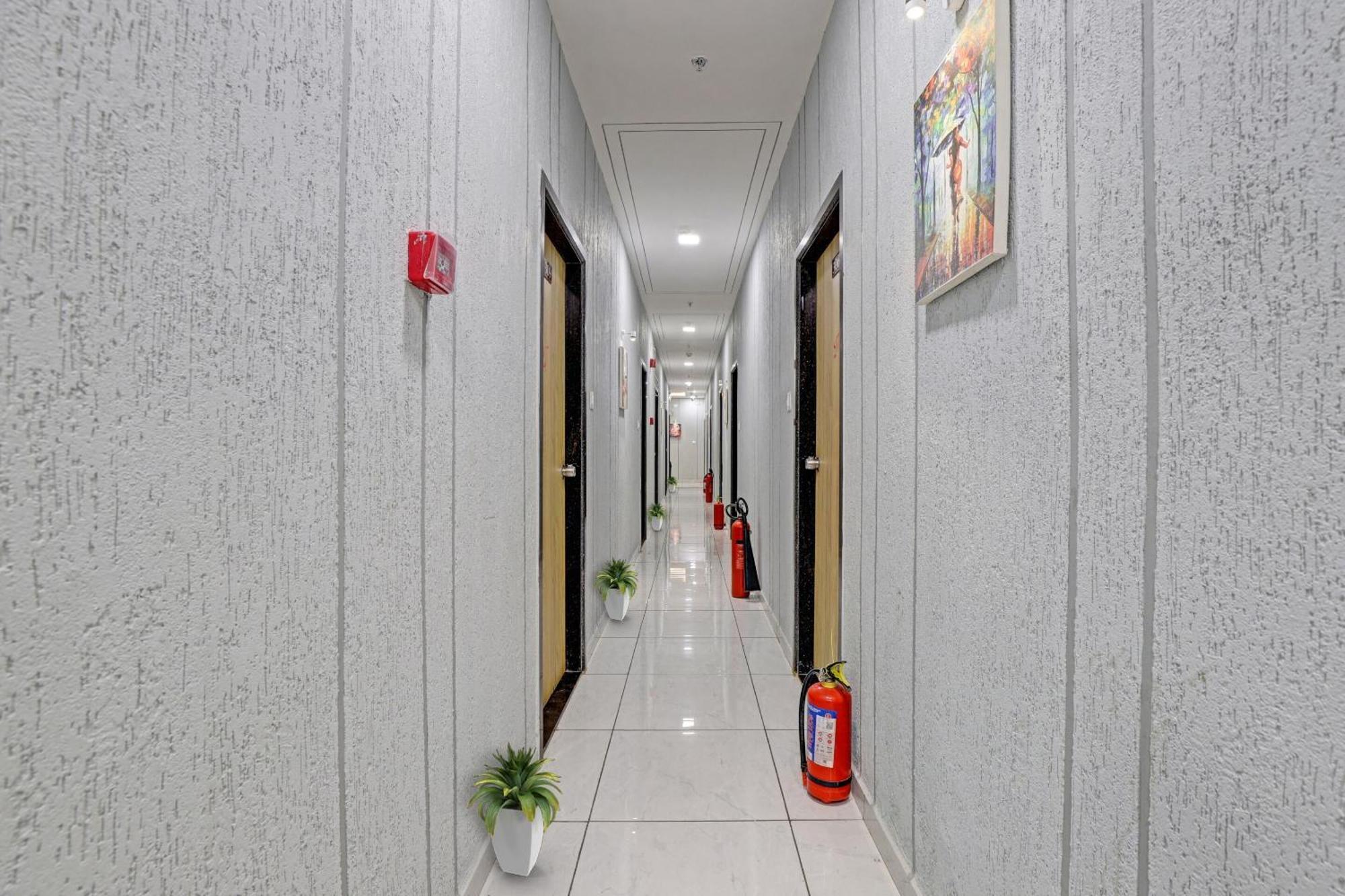 Hotel O Royal Orbit Szúrat Kültér fotó