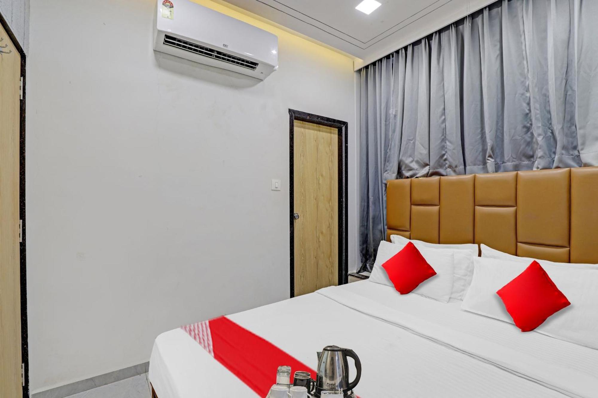 Hotel O Royal Orbit Szúrat Kültér fotó