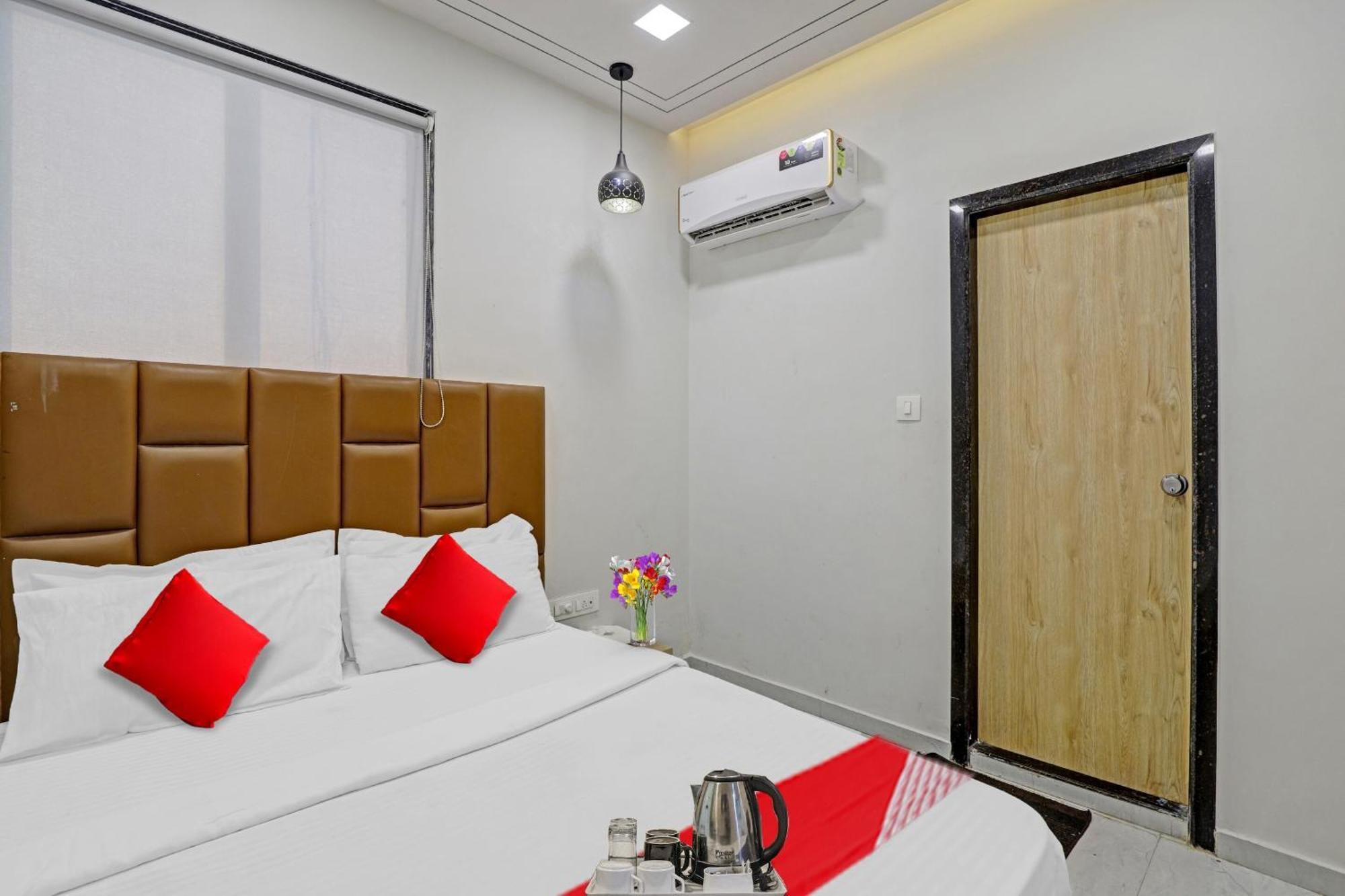 Hotel O Royal Orbit Szúrat Kültér fotó