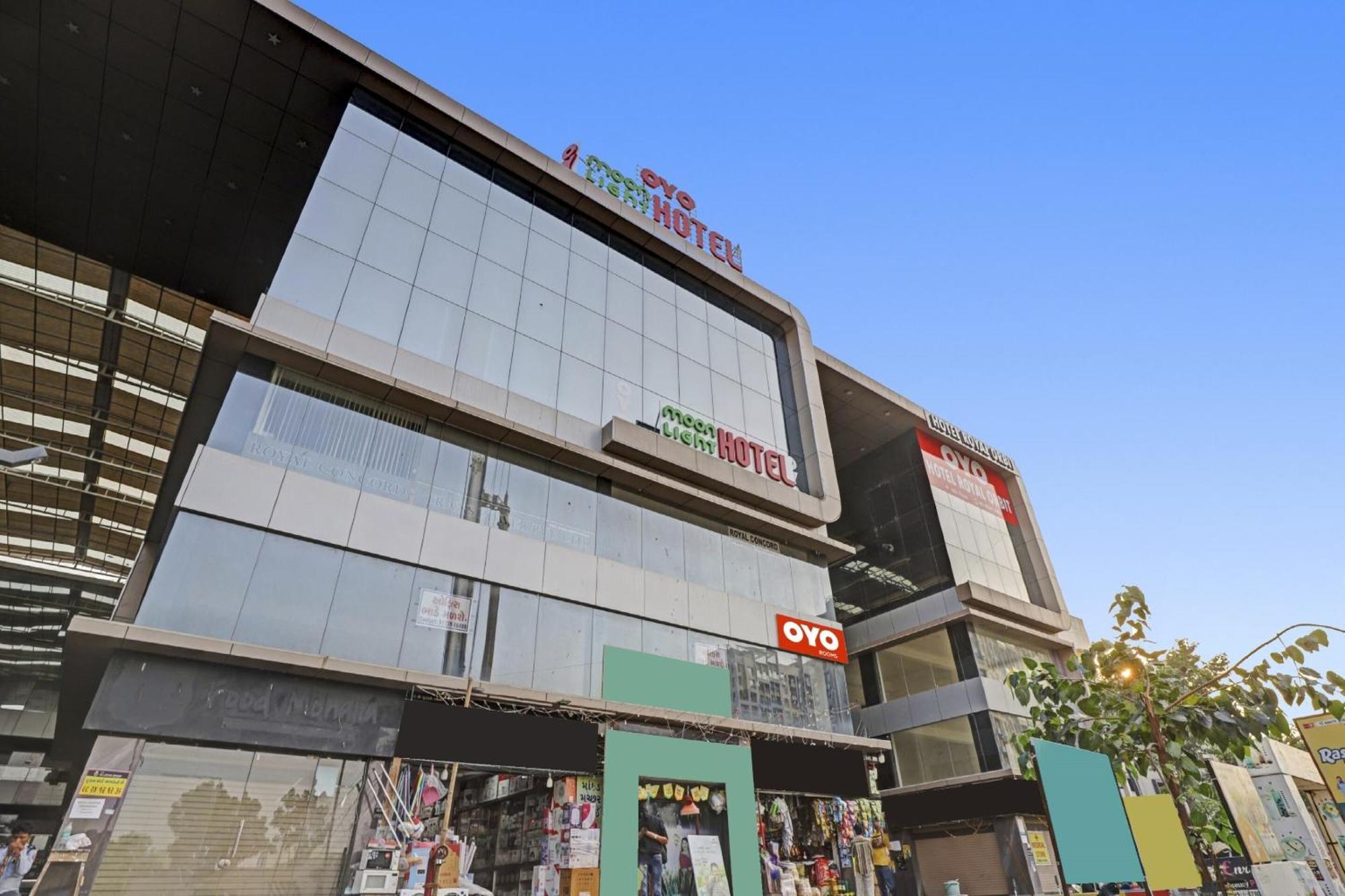 Hotel O Royal Orbit Szúrat Kültér fotó