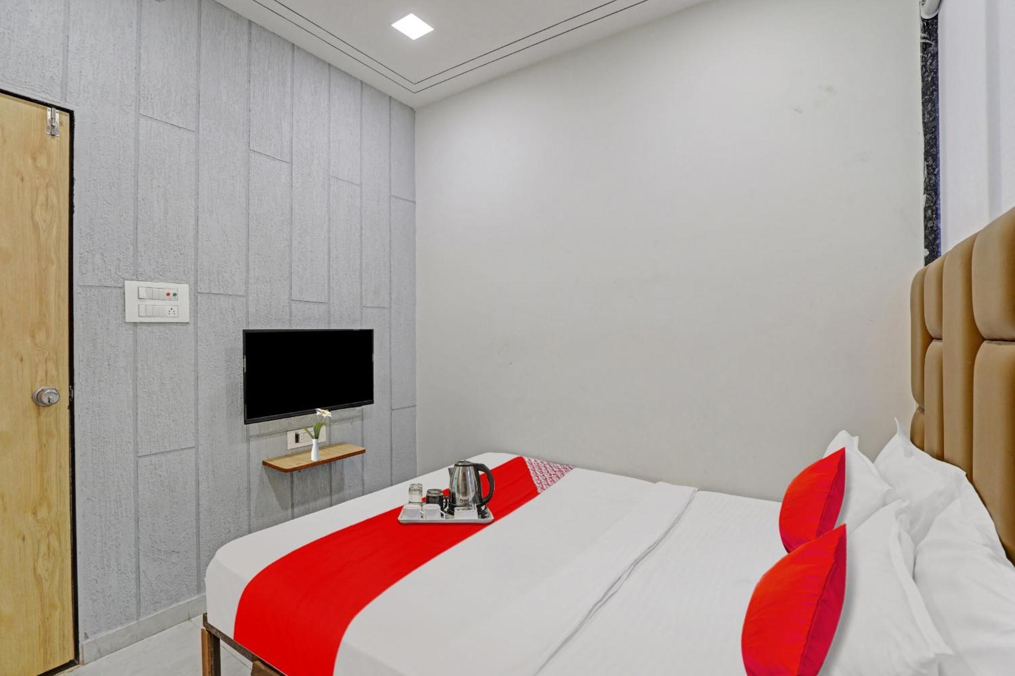 Hotel O Royal Orbit Szúrat Kültér fotó