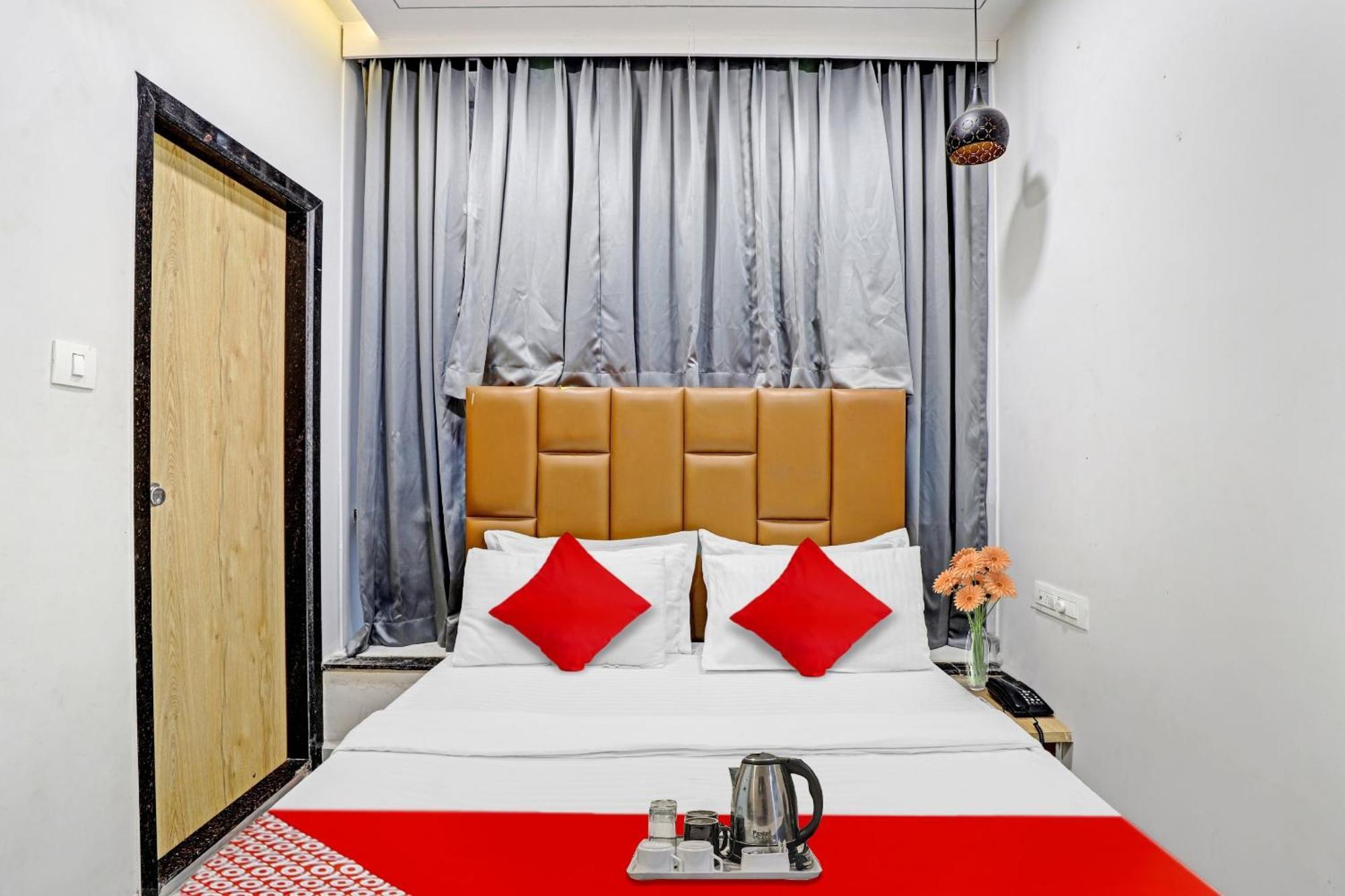 Hotel O Royal Orbit Szúrat Kültér fotó