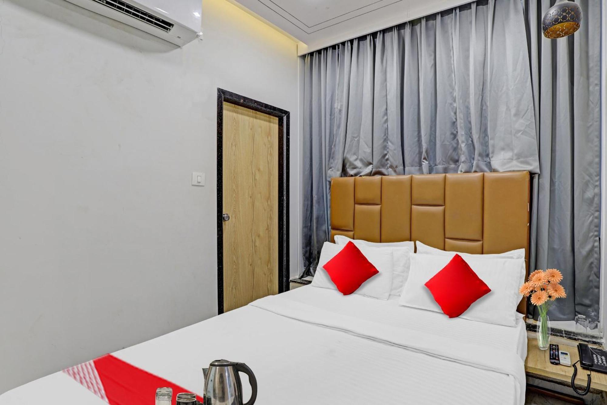 Hotel O Royal Orbit Szúrat Kültér fotó