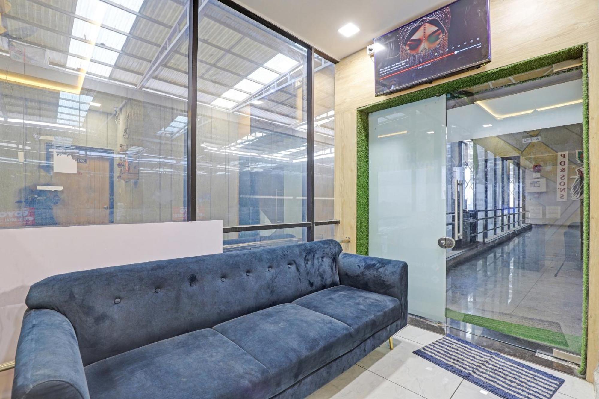 Hotel O Royal Orbit Szúrat Kültér fotó